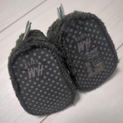 新品タグ付 ファーストシューズ H＆M 8cm 恐竜みたいな靴、ぬくぬくと履き心地のよいルームシューズ。滑り止めが付いたソフトソール、サンダル、シューズ、スニーカー、ファーストシューズなど、男女兼用 、複数点の投稿予定です。プロフィール一読くださいませの画像