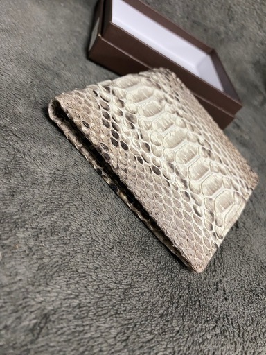 パイソン折り財布