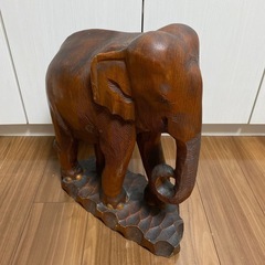 木彫りのゾウ　木像　　アジアゾウ