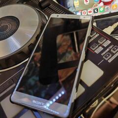 月曜日まで！　AU Xperia XZ2 64GB 背面割れ