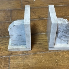 大理石製のブックエンド（本立て）