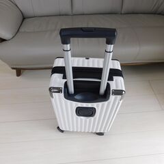 スーツスケース　キャリーバッグ　3辺111cm　先月購入　1度のみ使用の備品　ナンバーキー付の画像