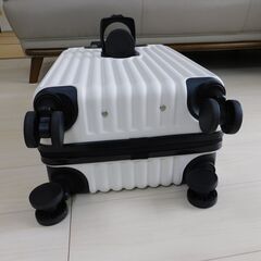 スーツスケース　キャリーバッグ　3辺111cm　先月購入　1度のみ使用の備品　ナンバーキー付の画像