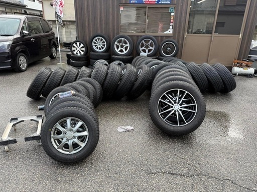 スタッドレスタイヤ 20.000円～各車種あります 