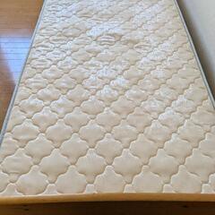 ウッドベッドでまだまだ使えます。マットレス付きですが、マットは写...