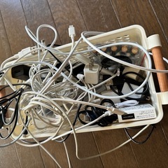 各種コード類と喫煙具