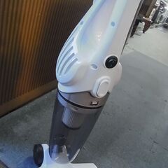 閉店セール中につき、通常特価1,958円より半額引きの979円!  ベルソス　スティック掃除機　VS-6400BK　コード式　サイクロンクリーナー　スティッククリーナー　白　ホワイトの画像