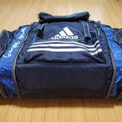 Adidas 大容量高機能リュックサックの画像