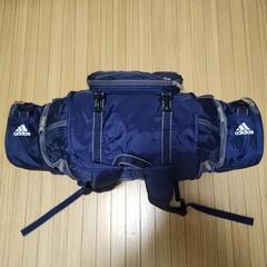 Adidas 大容量高機能リュックサックの画像
