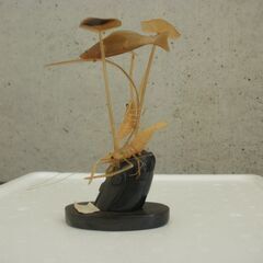牛の角で制作された、魚１匹と海老２匹の彫刻品の画像