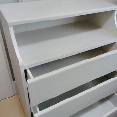 白のローチェストの画像