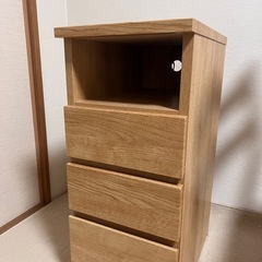 充電付きサイドテーブル(ニトリで購入)