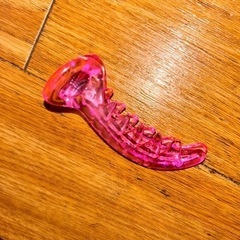 髪の毛を束ねるアイテム差し上げます。