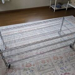 金属製の低い棚