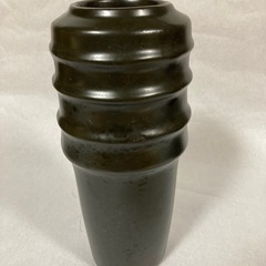 黒い陶器の花瓶