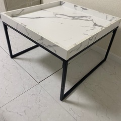 大理石柄テーブルの画像