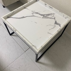 大理石柄テーブルの画像