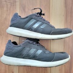 adidas シューズの画像
