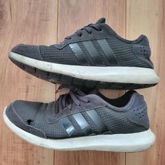 adidas シューズの画像