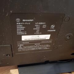 SHARP AQUOS 32インチテレビとテレビ台の画像