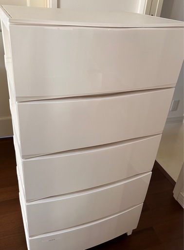 白いプラスチックタンス