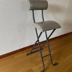 折りたたみ椅子の画像