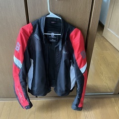 ライナー付きの軽量モーターサイクルジャケット。