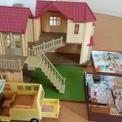 シルバニアファミリー　赤い屋根の大きなお家 　芝生の庭　家具　幼稚園バスの画像