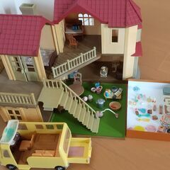 シルバニアファミリー　赤い屋根の大きなお家 　芝生の庭　家具　幼稚園バスの画像