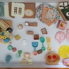 シルバニアファミリー　赤い屋根の大きなお家 　芝生の庭　家具　幼稚園バスの画像