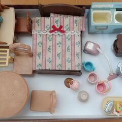 シルバニアファミリー　赤い屋根の大きなお家 　芝生の庭　家具　幼稚園バスの画像