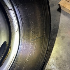 トラックのタイヤホイールの画像
