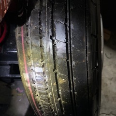 トラックのタイヤホイールの画像