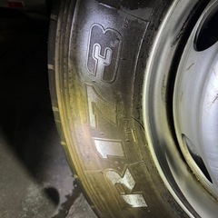 トラックのタイヤホイールの画像