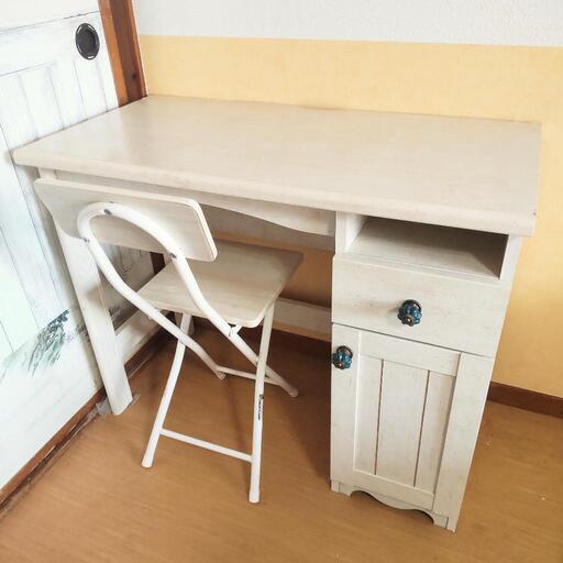 新しい方です。白い机 ドレッサー