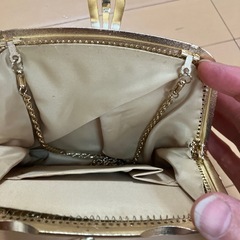 ゴールドと白のメタルパーティバックの画像