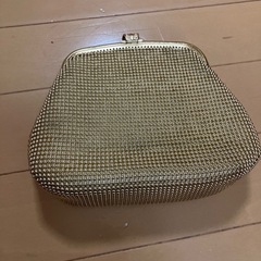 ゴールドと白のメタルパーティバックの画像