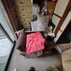 ベッド 古いテレビ テレビ台 椅子ソファー 棚 布団など 0円の画像