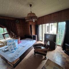 ベッド 古いテレビ テレビ台 椅子ソファー 棚 布団など 0円の画像