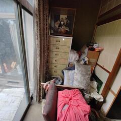 ベッド 古いテレビ テレビ台 椅子ソファー 棚 布団など 0円の画像