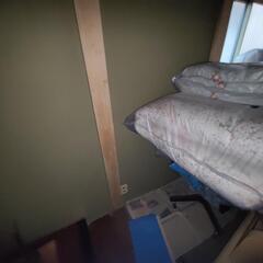 ベッド 古いテレビ テレビ台 椅子ソファー 棚 布団など 0円の画像