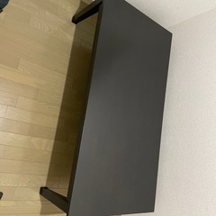 引き出し付きのテーブル