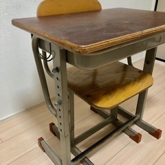 学校の机とイス