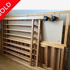 木製ベビーベッドの画像