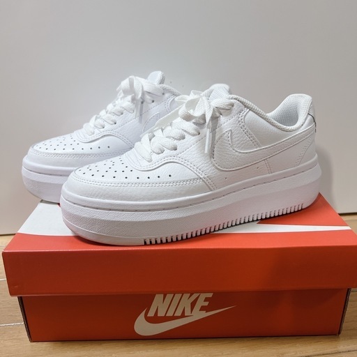 «新古» NIKE スニーカー 23.0cm
