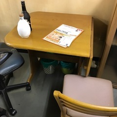 テーブルと椅子の画像