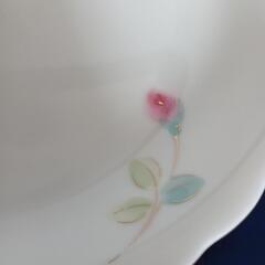 ☆新品未使用 開封済み☆大きめな花柄のお皿です♪の画像