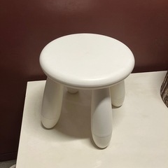 プラスティック　白　スツール