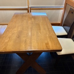 テーブルと長椅子とチェスセット