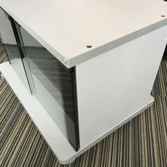 ♪【早めの引取希望】Panasonic パナソニック テレビ台 置台 ガラス扉 キャスター付 61×44×45㎝ 中古 (NF241101) 360-423の画像